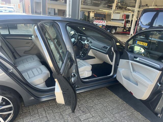 Volkswagen e-Golf 100% Elektrisch Airco Cruise controle Virtual display Navigatiesysteem Stuurwielbediening Telefoonverbinding Dynaudio Zwarte hemel Vol opties!! 230 km actieradius WLTP