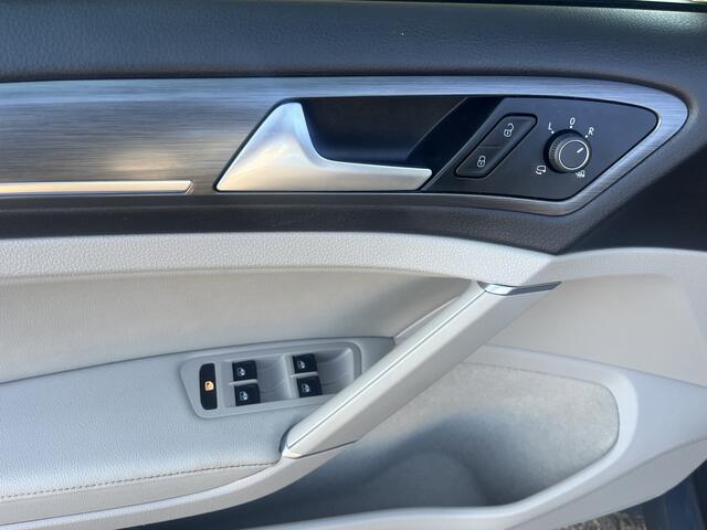Volkswagen e-Golf 100% Elektrisch Airco Cruise controle Virtual display Navigatiesysteem Stuurwielbediening Telefoonverbinding Dynaudio Zwarte hemel Vol opties!! 230 km actieradius WLTP