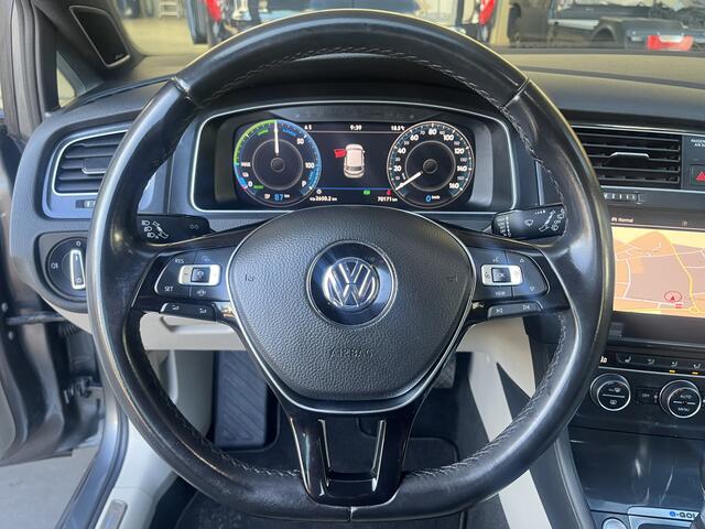 Volkswagen e-Golf 100% Elektrisch Airco Cruise controle Virtual display Navigatiesysteem Stuurwielbediening Telefoonverbinding Dynaudio Zwarte hemel Vol opties!! 230 km actieradius WLTP