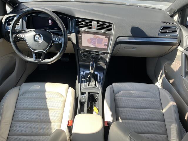 Volkswagen e-Golf 100% Elektrisch Airco Cruise controle Virtual display Navigatiesysteem Stuurwielbediening Telefoonverbinding Dynaudio Zwarte hemel Vol opties!! 230 km actieradius WLTP