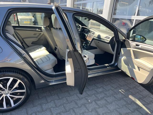 Volkswagen e-Golf 100% Elektrisch Airco Cruise controle Virtual display Navigatiesysteem Stuurwielbediening Telefoonverbinding Dynaudio Zwarte hemel Vol opties!! 230 km actieradius WLTP