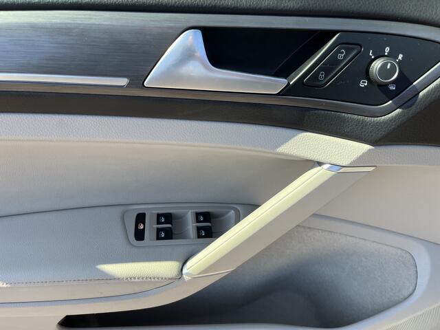 Volkswagen e-Golf 100% Elektrisch Airco Cruise controle Virtual display Navigatiesysteem Stuurwielbediening Telefoonverbinding Dynaudio Zwarte hemel Vol opties!! 230 km actieradius WLTP