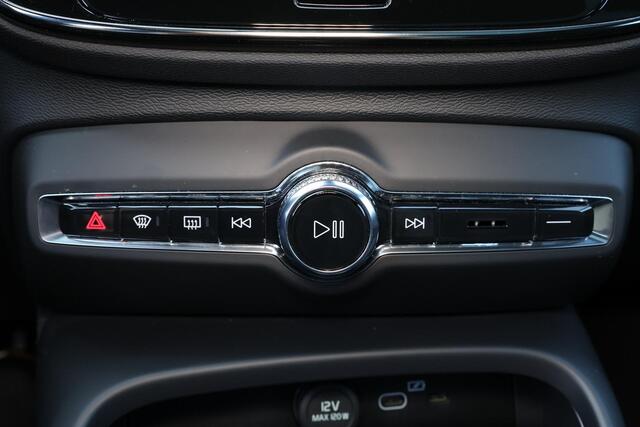 Volvo C40 Recharge Plus 69 kWh - Panoramadak - IntelliSafe Assist & Surround - Parkeercamera achter - Verwarmde voorstoelen & stuur - Parkeersensoren voor & achter - Draadloze tel. lader - Warmtepomp - Extra getint glas - 20' LMV