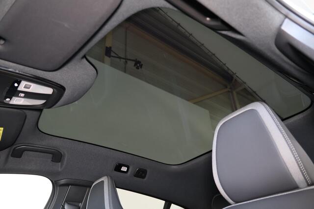 Volvo C40 Extended Range Ultimate 82 kWh - Panoramadak - IntelliSafe Assist & Surround - 360º Camera - Verwarmde voorstoelen & stuur - Parkeersensoren voor & achter - Elektr. bedienb. voorstoelen met geheugen links - Draadloze tel. lader - Warmtepomp - Extra getint