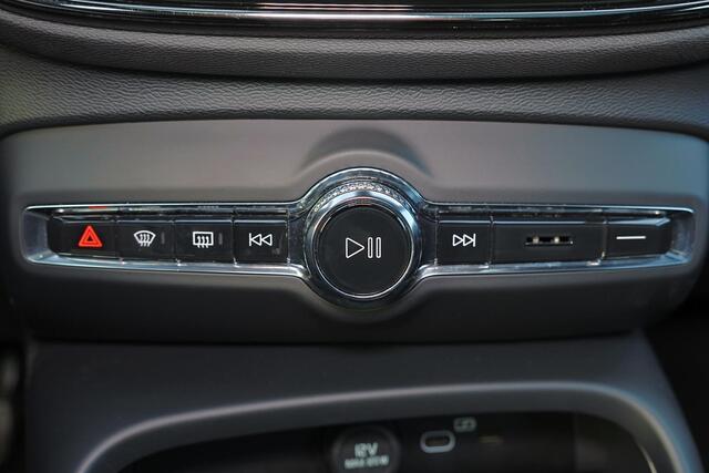 Volvo C40 Recharge Ultimate 69 kWh - Panoramadak - IntelliSafe Assist & Surround - 360º Camera - Harman/Kardon audio - Verwarmde voorstoelen & stuur - Parkeersensoren voor & achter - Elektr. bedienb. voorstoelen met geheugen links - Draadloze tel. lader - Elektr. i