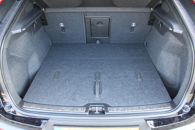 Volvo C40 Single Motor Plus 69 kWh | Camera | Draadloze telefoonlader | Extra getint glas | All-Season banden