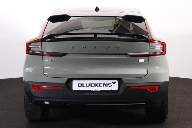 Volvo C40 Extended Range Core 82 kWh - Panoramadak - IntelliSafe Assist & Surround - Verwarmde voorstoelen, stuur & achterbank - Parkeersensoren voor & achter - Draadloze tel. lader - Extra getint glas - Warmtepomp - Elektr. inklapbare trekhaak - 19' LMV