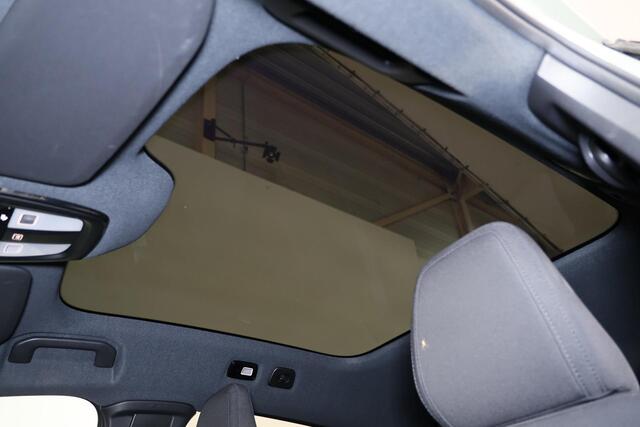 Volvo C40 Extended Range Core 82 kWh - Panoramadak - IntelliSafe Assist & Surround - Verwarmde voorstoelen, stuur & achterbank - Parkeersensoren voor & achter - Draadloze tel. lader - Extra getint glas - Warmtepomp - Elektr. inklapbare trekhaak - 19' LMV