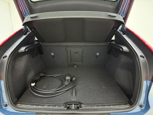 Volvo C40 Recharge Ultimate 69 kWh / 20 inch velgen / Nubuck / Harman Kardon audio / Elektrisch verstelbare stoelen / Stoel/- en stuurverwarming /