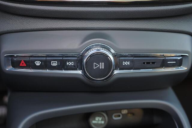 Volvo C40 Single Motor Extended Range Ultimate 82 kWh - Panoramadak - IntelliSafe Assist & Surround - 360º Camera - Harman Kardon audio - Adaptieve LED koplampen - Verwarmde voorstoelen & stuur - Parkeersensoren voor & achter - Elektr. bedienb. voorstoelen met gehe