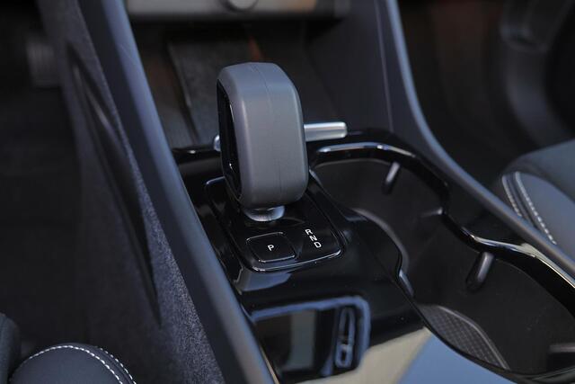 Volvo C40 Single Motor Extended Range Ultimate 82 kWh - Panoramadak - IntelliSafe Assist & Surround - 360º Camera - Harman Kardon audio - Adaptieve LED koplampen - Verwarmde voorstoelen & stuur - Parkeersensoren voor & achter - Elektr. bedienb. voorstoelen met gehe