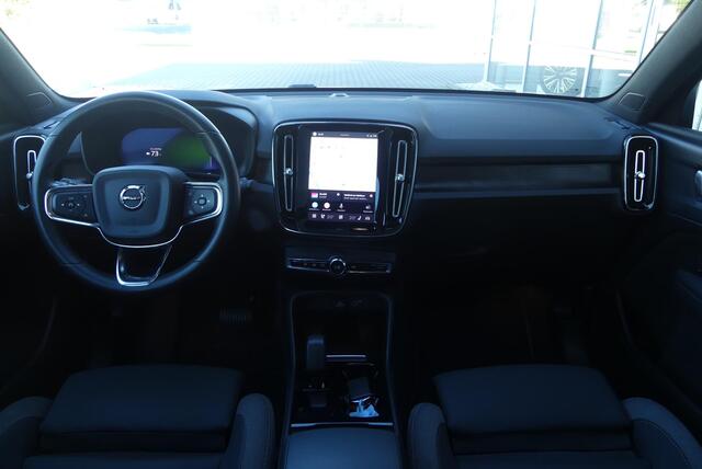 Volvo C40 Single Motor Plus 69 kWh ELEKT. TREKHAAK, PANO, LEER, WINTER PACK, ADAPT. CRUISE, CLIMA, NAVI, CAMERA, PDC V&A, APPLE CARPLAY/ANDROID AUTO, BLIS, KEYLESS, ELEKT. ACHTERKLEP, 51.771KM
