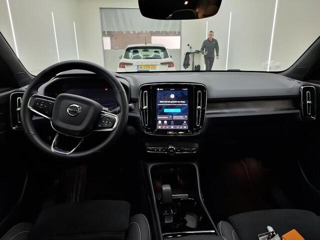 Volvo C40 Recharge Twin Intro Edition 78 kWh | Warmtepomp | Two-Tone | Trekhaak | Panoramadak | Harman Kardon Audio | 360 Graden Camera | Keyless Entry | Elektrische Achterklep | Elektrisch Verstelbare Voorstoelen | Stoelverwarming | Cruise Control Adaptief | BLIS | Google Navigatie | Apple Carplay | Android Autong | Warmtepomp |