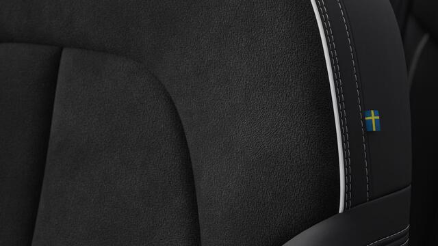 Volvo EC40 Single Motor Extended Range Plus Black Edition | Verwacht Dec. 2025 | 360º Camera | Extra Getint Glas | Harman Kardon Premium Audio | Google Infotainment | Keyless Entry | Stoel/Stuurverwarming |