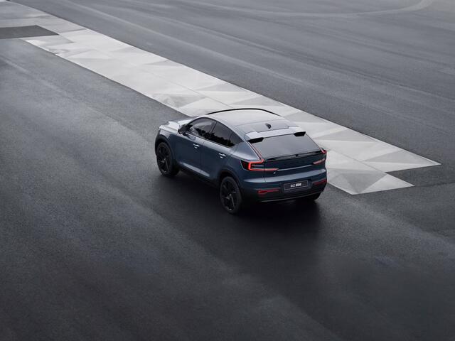 Volvo EC40 Single Motor Extended Range Plus Black Edi. 82 kWh | Panoramadak | Parkeercamera | Harman Kardon | Stoel- en Stuurverwarming | Heico Vering