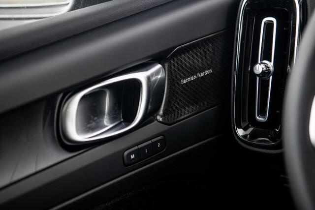 Volvo EC40 Single Motor Extended Range Ultra 82 kWh |Trekhaak | Panoramadak | Keyless | Harman Kardon Audio | Elektrische Achterklep | 360 camera | Stoel-/Stuurverwarming | Adaptieve Cruise | Pilot Assist | Getint Glas | Luxe Bekleding | 20" wielen | Elektrische sto