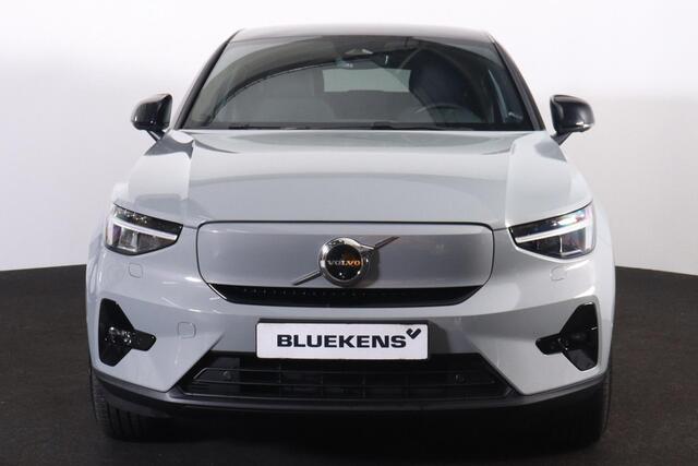 Volvo EC40 Performance Ultra Dark 82 kWh - Panoramadak - IntelliSafe Assist & Surround - 360º Camera - Harman/Kardon audio - Verwarmde voorstoelen, stuur & achterbank - Parkeersensoren voor & achter - Elektr. bedienb. voorstoelen met geheugen links - Draadloze tel.