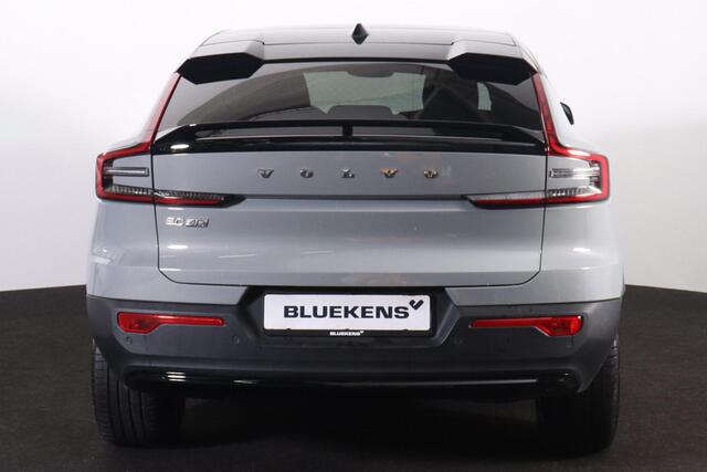 Volvo EC40 Performance Ultra Dark 82 kWh - Panoramadak - IntelliSafe Assist & Surround - 360º Camera - Harman/Kardon audio - Verwarmde voorstoelen, stuur & achterbank - Parkeersensoren voor & achter - Elektr. bedienb. voorstoelen met geheugen links - Draadloze tel.