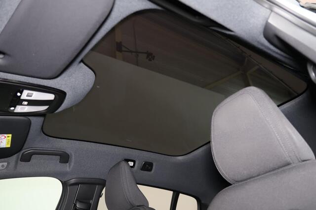 Volvo EC40 Performance Ultra Dark 82 kWh - Panoramadak - IntelliSafe Assist & Surround - 360º Camera - Harman/Kardon audio - Verwarmde voorstoelen, stuur & achterbank - Parkeersensoren voor & achter - Elektr. bedienb. voorstoelen met geheugen links - Draadloze tel.