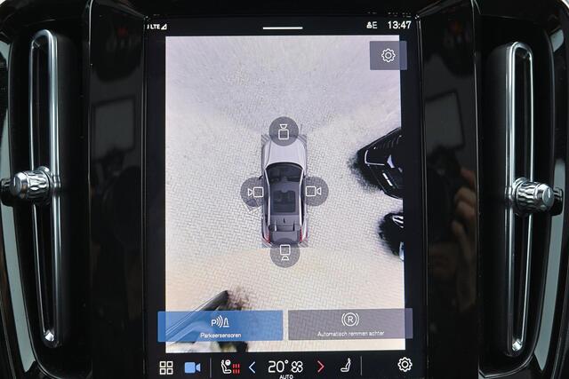 Volvo EC40 Performance Ultra Dark 82 kWh - Panoramadak - IntelliSafe Assist & Surround - 360º Camera - Harman/Kardon audio - Verwarmde voorstoelen, stuur & achterbank - Parkeersensoren voor & achter - Elektr. bedienb. voorstoelen met geheugen links - Draadloze tel.