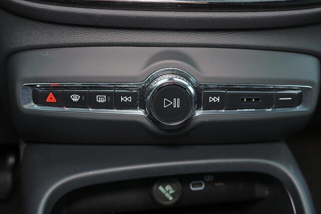 Volvo EC40 Performance Ultra Dark 82 kWh - Panoramadak - IntelliSafe Assist & Surround - 360º Camera - Harman/Kardon audio - Verwarmde voorstoelen, stuur & achterbank - Parkeersensoren voor & achter - Elektr. bedienb. voorstoelen met geheugen links - Draadloze tel.