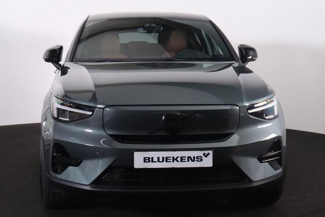 Volvo EC40 Single Motor Extended Range Plus Black Ed. 82 kWh - Panoramadak - IntelliSafe Assist & Surround - Parkeercamera achter - Verwarmde voorstoelen & stuur - Parkeersensoren voor & achter - Getint glas - Draadloze tel. lader - Warmtepomp - 22' LMV - Lederen be