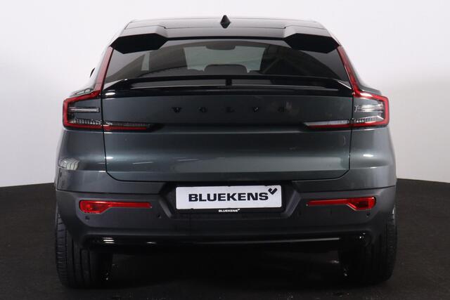 Volvo EC40 Single Motor Extended Range Plus Black Ed. 82 kWh - Panoramadak - IntelliSafe Assist & Surround - Parkeercamera achter - Verwarmde voorstoelen & stuur - Parkeersensoren voor & achter - Getint glas - Draadloze tel. lader - Warmtepomp - 22' LMV - Lederen be