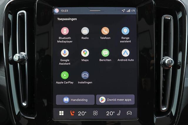 Volvo EC40 Single Motor Extended Range Plus Black Ed. 82 kWh - Panoramadak - IntelliSafe Assist & Surround - Parkeercamera achter - Verwarmde voorstoelen & stuur - Parkeersensoren voor & achter - Getint glas - Draadloze tel. lader - Warmtepomp - 22' LMV - Lederen be