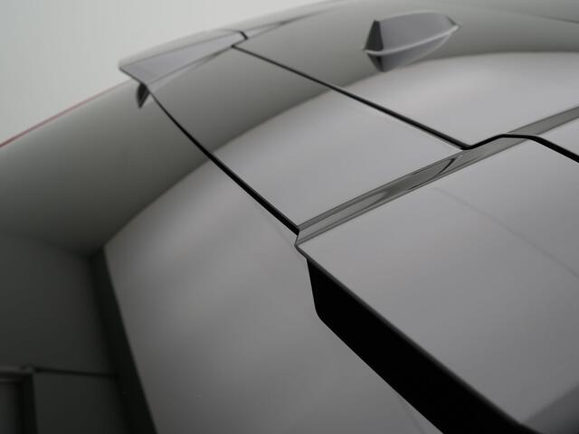 Volvo EC40 Single Motor Extended Range Ultra Black Edition 82 kWh - RIJKLAARPRIJS - Rondomzichtcamera - Panoramadak - Stoel- en Stuurverwarming! - Elektrisch Uitklapbare Trekhaak