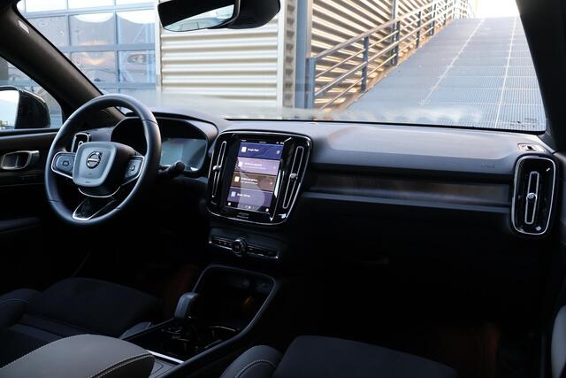 Volvo EC40 Single Motor Extended Range Plus 82 kWh | Memory stoelen | Pilot assist | Panoramadak