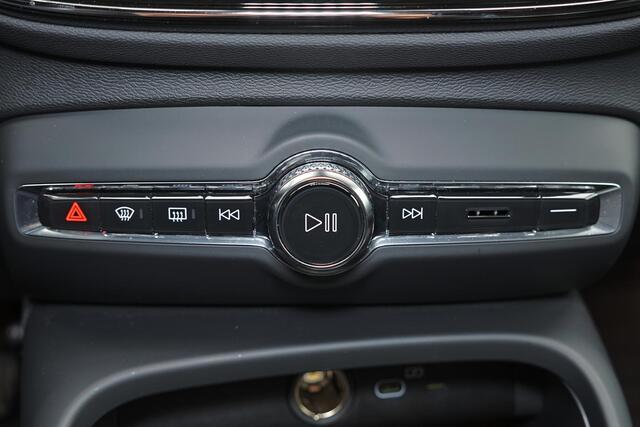 Volvo EC40 Performance Plus 82 kWh - Panoramadak - IntelliSafe Assist & Surround - 360º Camera - Verwarmde voorstoelen, stuur & achterbank - Parkeersensoren voor & achter - Elektr. bedienb. voorstoelen met geheugen links - Draadloze tel. lader - Warmtepomp - Extra g