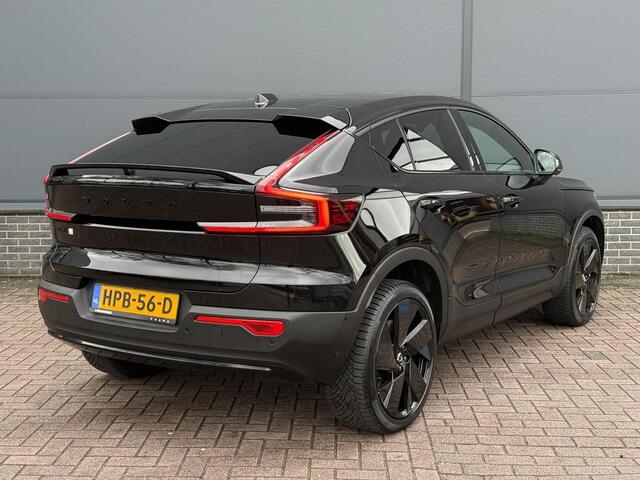 Volvo EC40 Twin Motor Performance Ultra Black Edition 82 kWh 442PK / Eerste eigenaar / Wegklapbare Trekhaak / 1800KG Trekgewicht / Elektrische stoelen met geheugen / Dashcam V+A / Harman Kardon / Panorama / Google Navigatie / Apple Carplay&Android Auto / 20'' LM Vel