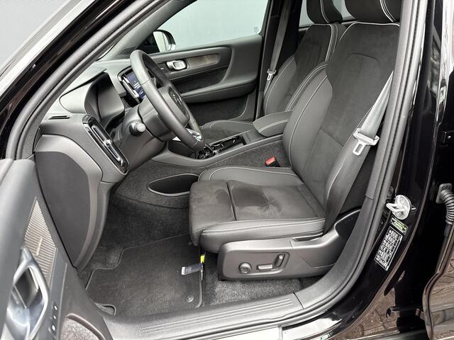 Volvo EC40 Twin Motor Performance Ultra Black Edition 82 kWh 442PK / Eerste eigenaar / Wegklapbare Trekhaak / 1800KG Trekgewicht / Elektrische stoelen met geheugen / Dashcam V+A / Harman Kardon / Panorama / Google Navigatie / Apple Carplay&Android Auto / 20'' LM Vel