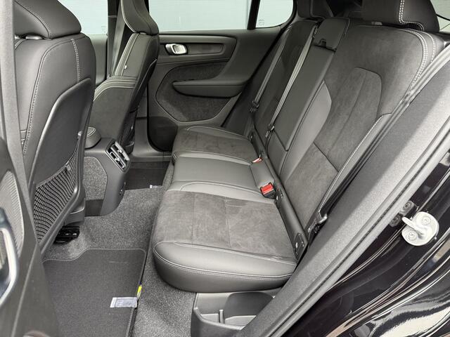 Volvo EC40 Twin Motor Performance Ultra Black Edition 82 kWh 442PK / Eerste eigenaar / Wegklapbare Trekhaak / 1800KG Trekgewicht / Elektrische stoelen met geheugen / Dashcam V+A / Harman Kardon / Panorama / Google Navigatie / Apple Carplay&Android Auto / 20'' LM Vel