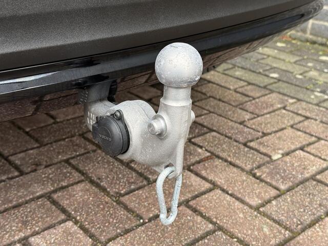 Volvo EC40 Twin Motor Performance Ultra Black Edition 82 kWh 442PK / Eerste eigenaar / Wegklapbare Trekhaak / 1800KG Trekgewicht / Elektrische stoelen met geheugen / Dashcam V+A / Harman Kardon / Panorama / Google Navigatie / Apple Carplay&Android Auto / 20'' LM Vel