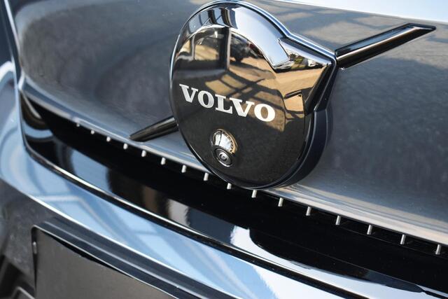 Volvo EC40 Twin Motor Ultra Black Edition 82 kWh | Demo Deal | 4WD | Elektrisch verstelbare voorstoelen | Verwarmbare voorstoelen en stuurwiel | Panoramisch dak | Contrasterend dak | 20 inch Black Lichtmetalen velgen | Google Navigatie | Warmtepomp | Harman Kardon P