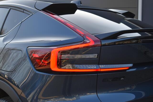 Volvo EC40 Twin Motor Ultra Black Edition 82 kWh | Demo Deal | 4WD | Elektrisch verstelbare voorstoelen | Verwarmbare voorstoelen en stuurwiel | Panoramisch dak | Contrasterend dak | 20 inch Black Lichtmetalen velgen | Google Navigatie | Warmtepomp | Harman Kardon P