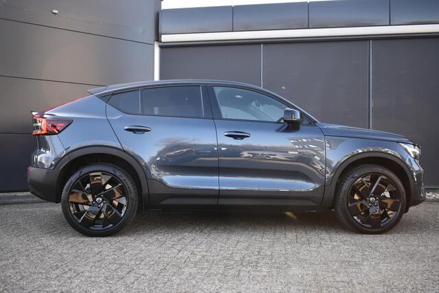 Volvo EC40 Twin Motor Ultra Black Edition 82 kWh | Demo Deal | 4WD | Elektrisch verstelbare voorstoelen | Verwarmbare voorstoelen en stuurwiel | Panoramisch dak | Contrasterend dak | 20 inch Black Lichtmetalen velgen | Google Navigatie | Warmtepomp | Harman Kardon P