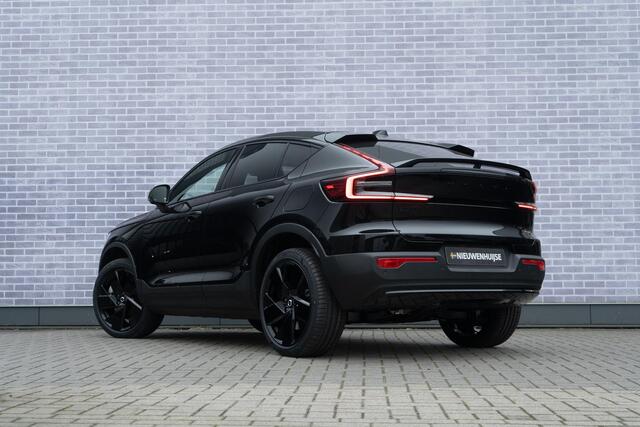 Volvo EC40 Extended Range 82 kWh Plus Black Edition | All Season Banden | Pixel LED Koplampen | 360 Camera | Panoramadak | Adaptive Cruise Control | Stoel-/Stuurverwarming | Harman Kardon Audio | Getint glas | Warmte pomp | LED mistlampen | Google Maps navig