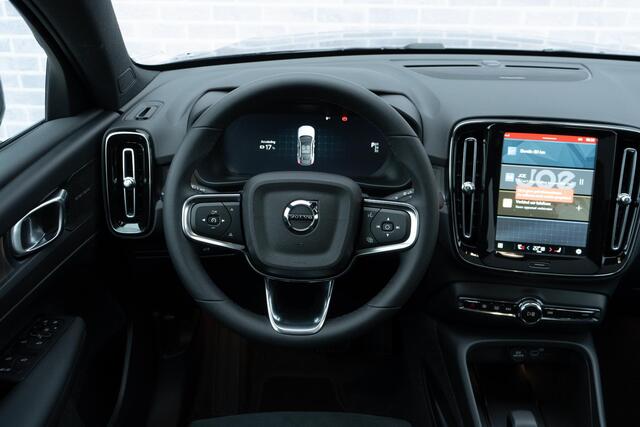 Volvo EC40 Extended Range 82 kWh Plus Black Edition | All Season Banden | Pixel LED Koplampen | 360 Camera | Panoramadak | Adaptive Cruise Control | Stoel-/Stuurverwarming | Harman Kardon Audio | Getint glas | Warmte pomp | LED mistlampen | Google Maps navig