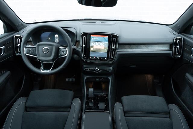 Volvo EC40 Extended Range 82 kWh Plus Black Edition | All Season Banden | Pixel LED Koplampen | 360 Camera | Panoramadak | Adaptive Cruise Control | Stoel-/Stuurverwarming | Harman Kardon Audio | Getint glas | Warmte pomp | LED mistlampen | Google Maps navig