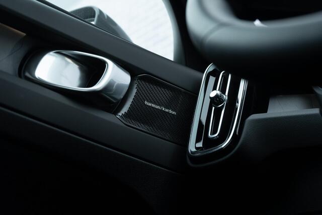 Volvo EC40 Extended Range 82 kWh Plus Black Edition | All Season Banden | Pixel LED Koplampen | 360 Camera | Panoramadak | Adaptive Cruise Control | Stoel-/Stuurverwarming | Harman Kardon Audio | Getint glas | Warmte pomp | LED mistlampen | Google Maps navig