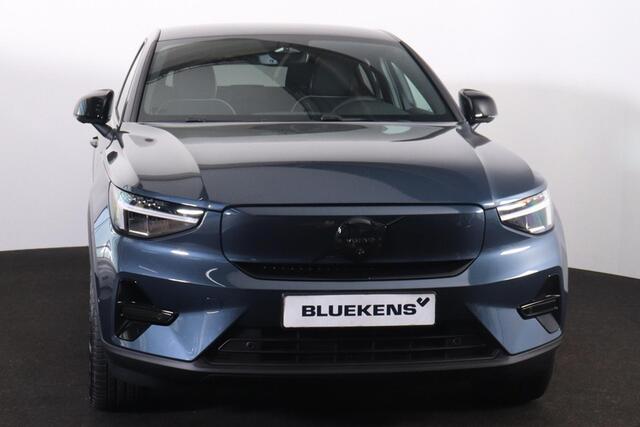 Volvo EC40 Single Motor Extended Range Ultra Black Ed. 82 kWh Intellisafe Assist & Surround - 360º Camera - Harman/Kardon audio - Verwarmde voorstoelen & stuur - Parkeersensoren voor & achter - Elektr. bedienb. voorstoelen met geheugen links - Draadloze tel. lader -