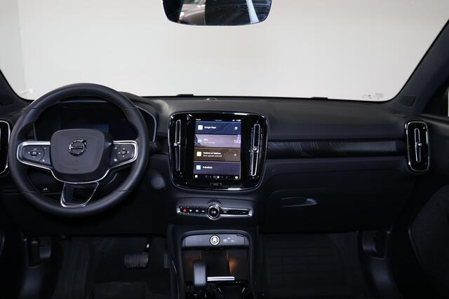 Volvo EC40 Performance Plus 82 kWh - Panoramadak - IntelliSafe Assist & Surround - 360º Camera - Verwarmde voorstoelen, stuur & achterbank - Parkeersensoren voor & achter - Elektr. bedienb. voorstoelen met geheugen links - Draadloze tel. lader - Warmtepomp - Extra g