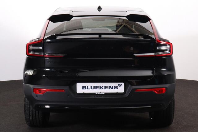 Volvo EC40 Extended Range Plus Black Ed. 82 kWh - IntelliSafe Assist & Surround - 360º Camera - Verwarmde voorstoelen, stuur & achterbank - Parkeersensoren voor & achter - Elektr. bedienb. bestuurdersstoel met geheugen - Draadloze tel. lader - Warmtepomp - Extra get