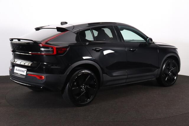 Volvo EC40 Extended Range Plus Black Ed. 82 kWh - IntelliSafe Assist & Surround - 360º Camera - Verwarmde voorstoelen, stuur & achterbank - Parkeersensoren voor & achter - Elektr. bedienb. bestuurdersstoel met geheugen - Draadloze tel. lader - Warmtepomp - Extra get