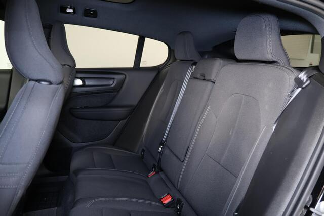 Volvo EC40 Extended Range Plus Black Ed. 82 kWh - IntelliSafe Assist & Surround - 360º Camera - Verwarmde voorstoelen, stuur & achterbank - Parkeersensoren voor & achter - Elektr. bedienb. bestuurdersstoel met geheugen - Draadloze tel. lader - Warmtepomp - Extra get