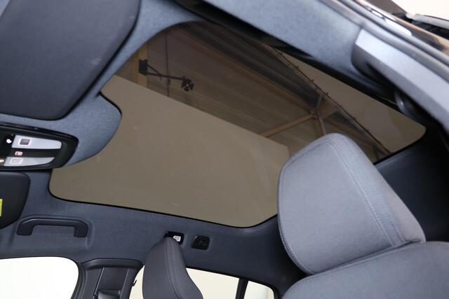 Volvo EC40 Performance Plus Black Edition 82 kWh - Panoramadak - IntelliSafe Assist & Surround - 360º Camera - Harman/Kardon audio - Verwarmde voorstoelen, stuur & achterbank - Parkeersensoren voor & achter - Elektr. bedienb. bestuurdersstoel met geheugen - Draadloz