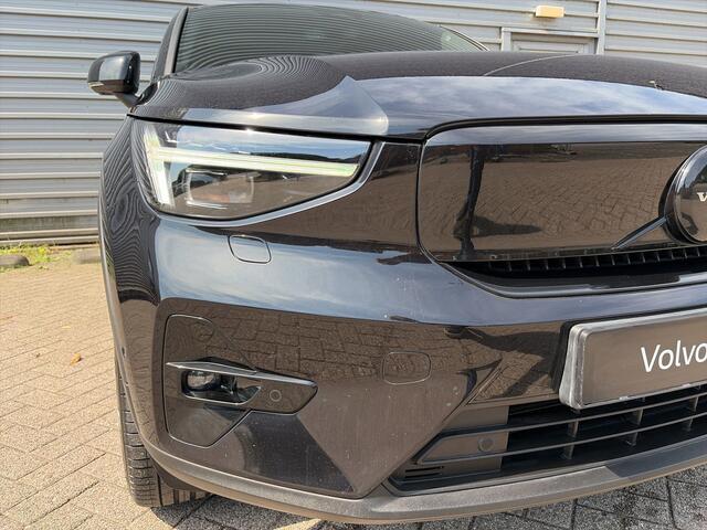 Volvo EC40 Twin Motor Ultra Black Edition 82 kWh / Treeplanken / Trekhaak / 360 Camera / Harman/Kardon / Panorama dak /