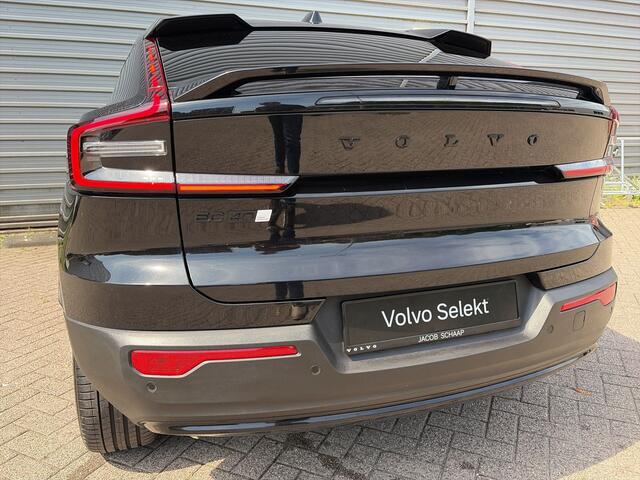 Volvo EC40 Twin Motor Ultra Black Edition 82 kWh / Treeplanken / Trekhaak / 360 Camera / Harman/Kardon / Panorama dak /